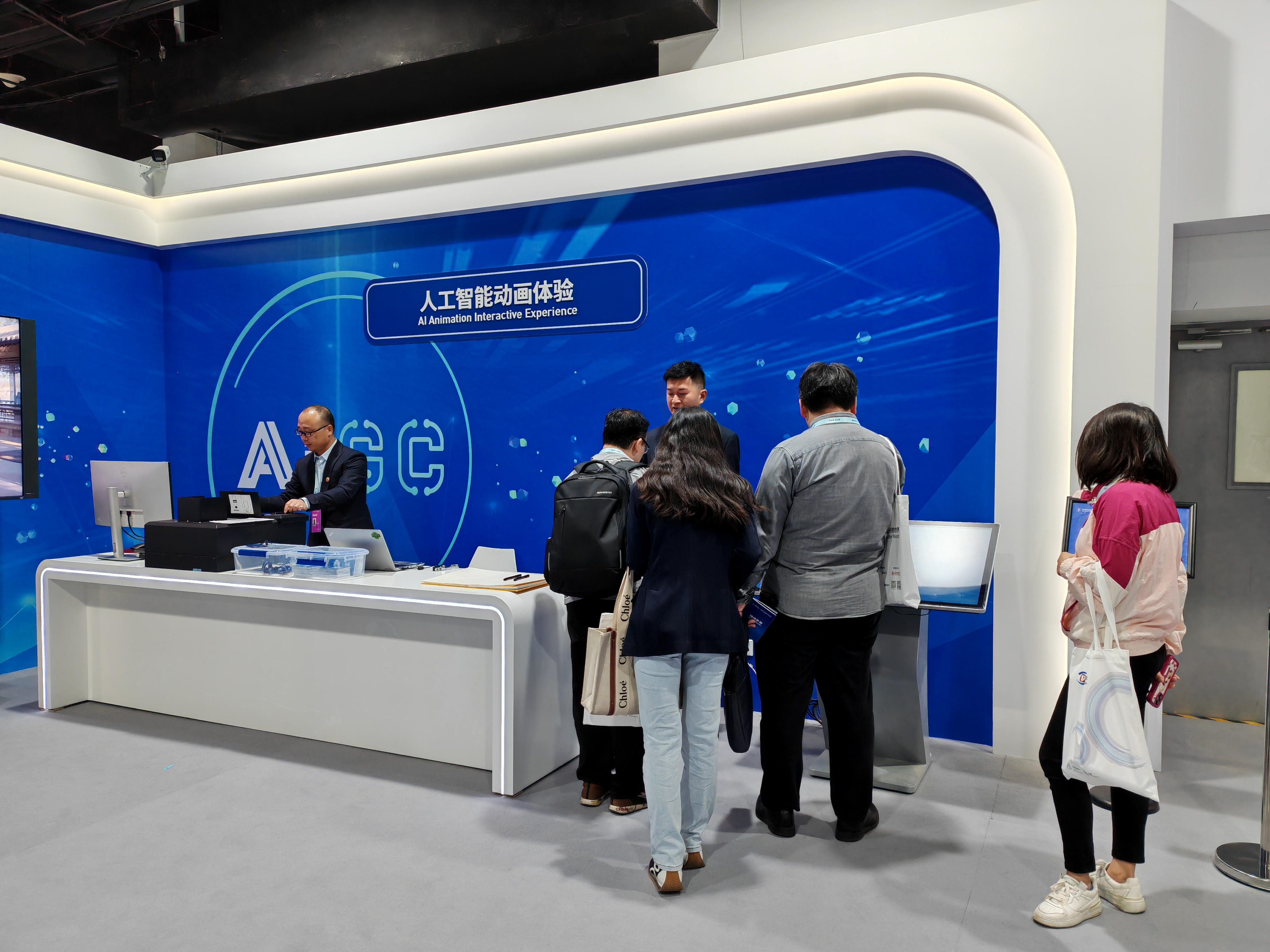 ｜科技范儿十足！打卡2024中关村论坛年会新闻中心(图3)