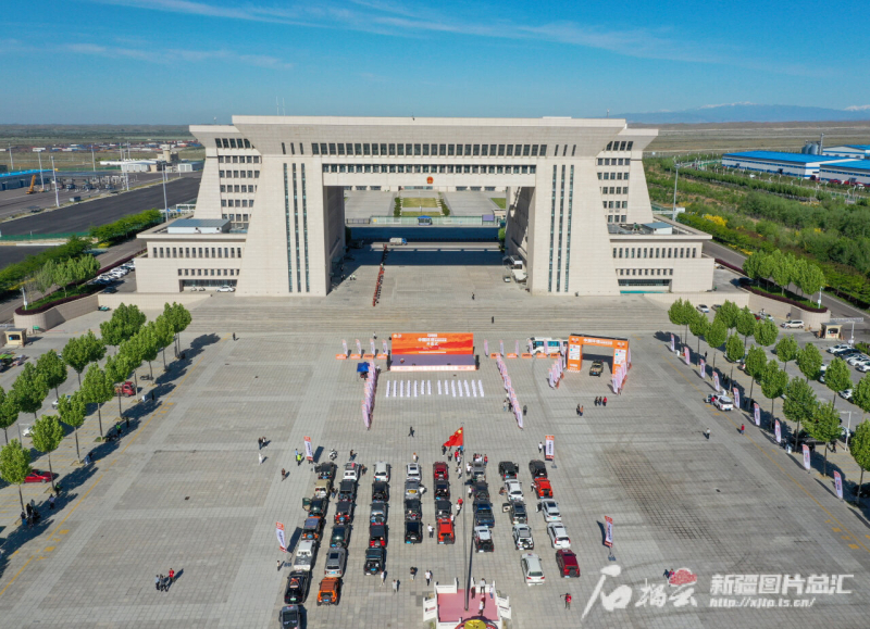 130余名车手集结霍尔果斯2024中国环塔丝路集结赛发车(图2)