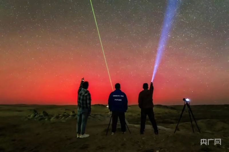 摄影师在内蒙古阿右旗拍摄到绝美极光场景(图3)