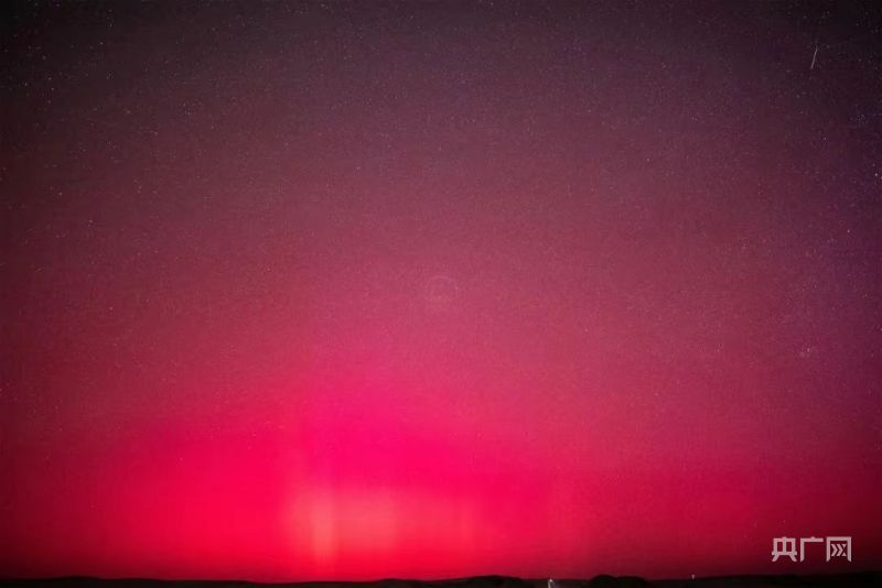 摄影师在内蒙古阿右旗拍摄到绝美极光场景(图2)