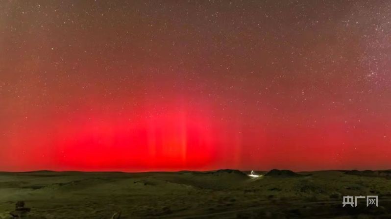 摄影师在内蒙古阿右旗拍摄到绝美极光场景(图1)