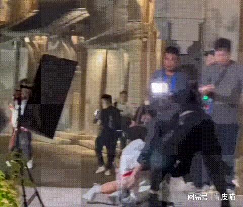 《萌探2024》惊险瞬间！那英摔倒节目组竟只拍照无人搀扶(图2)