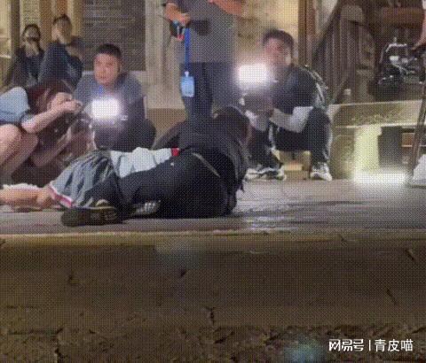 《萌探2024》惊险瞬间！那英摔倒节目组竟只拍照无人搀扶(图1)