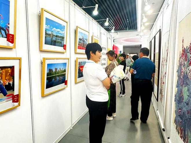 2024年顺义区文化馆书法美术摄影作品下基层巡展走进空港街道(图3)