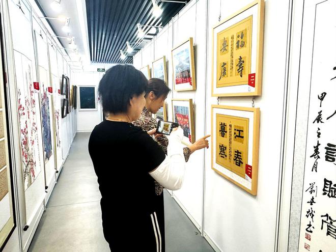 2024年顺义区文化馆书法美术摄影作品下基层巡展走进空港街道(图4)