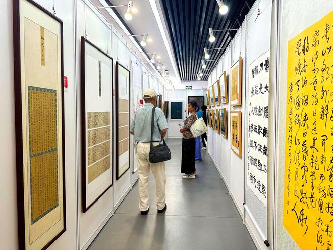 2024年顺义区文化馆书法美术摄影作品下基层巡展走进空港街道(图2)