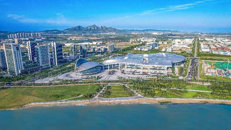 《2024中国电影导演之夜》在烟台举行现场揭晓十项年度荣誉名单——陈道明、张艺谋、李少红、冯小刚、谢飞率中国导演长期入驻烟台(图3)