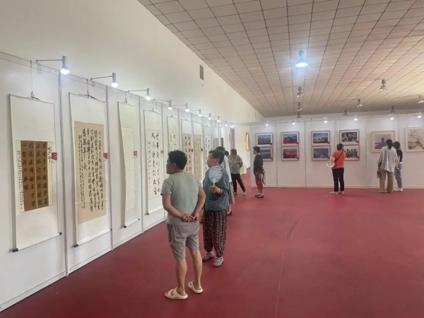2024年顺义区文化馆书法美术摄影作品下基层巡展走进马坡镇庙卷村体育中心(图2)