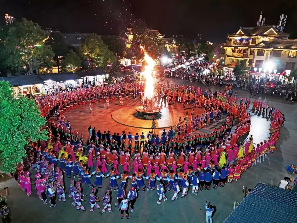 绣美楚雄火舞彝乡——探秘2024年楚雄火把节与彝绣的国际绽放_新华网(图1)
