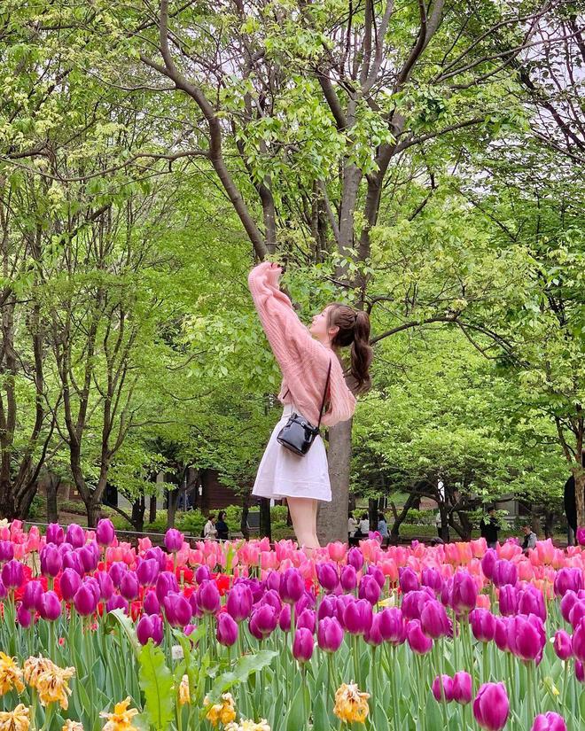 中年女士12个拍照姿势自然松弛很好看(图1)