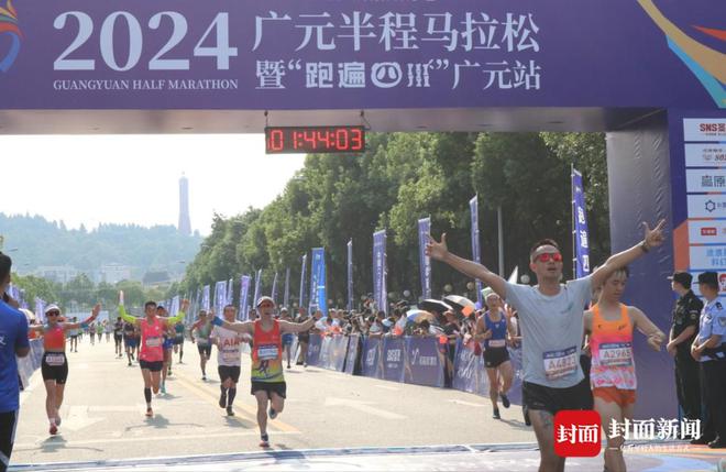 近万名跑者开跑2024广元半程马拉松暨“跑遍四川”广元站赛事启幕(图2)