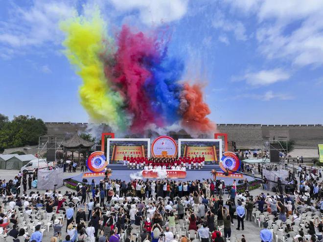 聚焦2024平遥国际摄影大展①丨“廿四光华·新质影像”：2024平遥国际摄影大展开幕(图1)