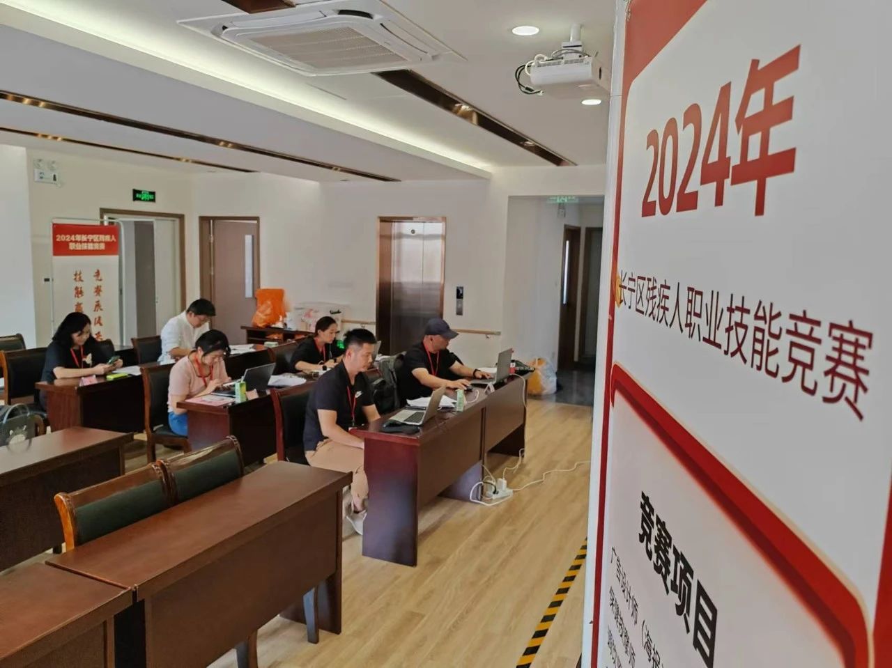 这场技能竞赛他们将镜头对准了这群特殊的咖啡师……(图1)
