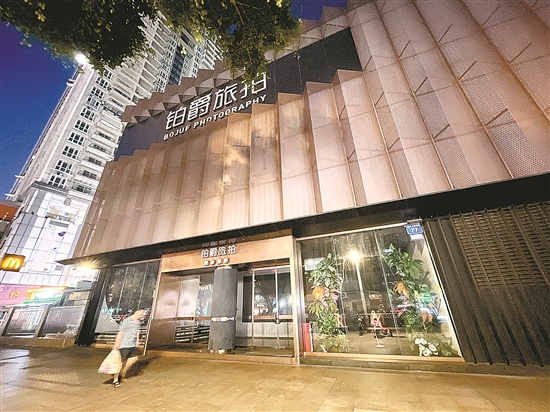 胯下取景？隐形消费、诱导消费……婚照在冏途：铂爵旅拍被指“坑”多多｜探照灯(图1)