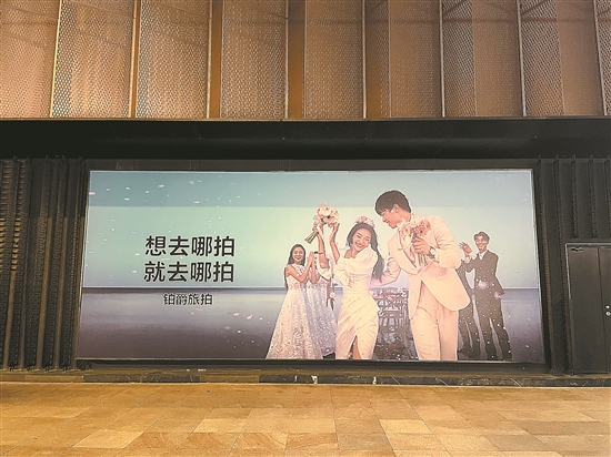 胯下取景？隐形消费、诱导消费……婚照在冏途：铂爵旅拍被指“坑”多多｜探照灯(图2)