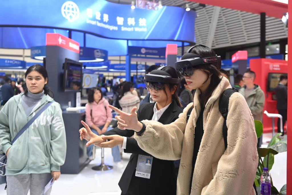 新华全媒＋丨多项新技术亮相2024年世界互联网大会乌镇峰会(图2)