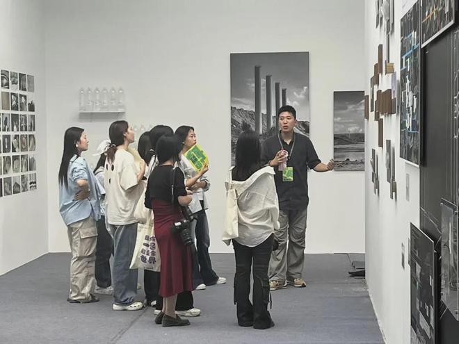 聚焦2024平遥国际摄影大展⑩丨一座城一个展2024平遥国际摄影大展焕发古城新活力(图2)