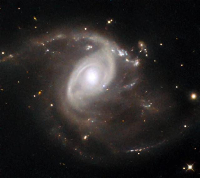 哈勃拍摄到的65亿光年外的SN2024PI超新星大爆炸(图1)