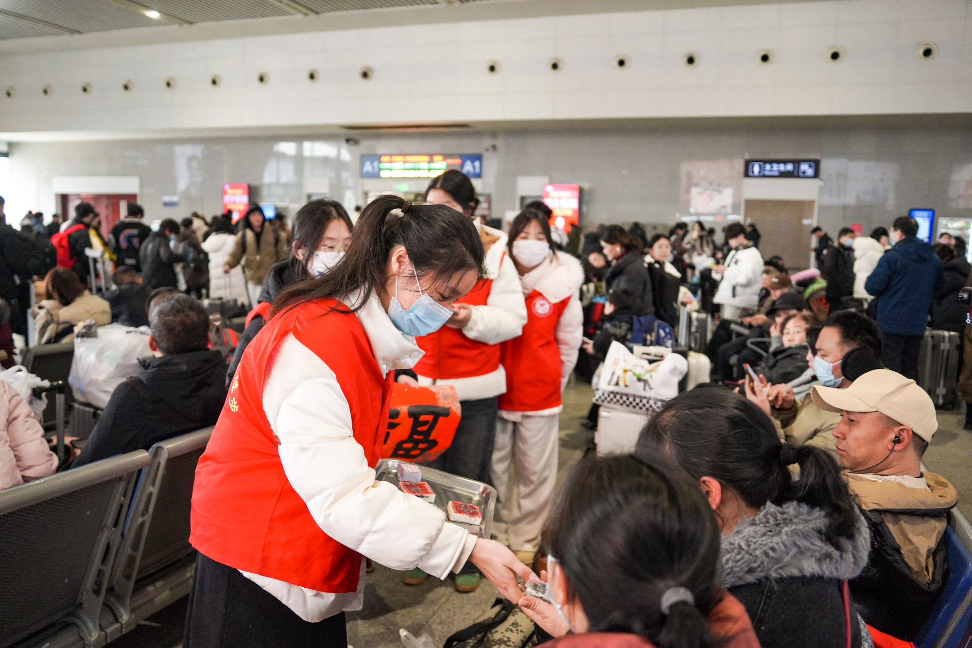 新春走基层｜赏非遗、品美食……春运首日高铁余姚北站年味浓(图3)