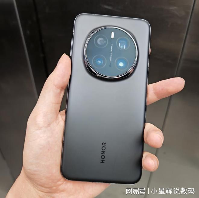 荣耀顶尖拍照手机16GB+512GB突降至5298元100倍变焦+卫星通信(图1)