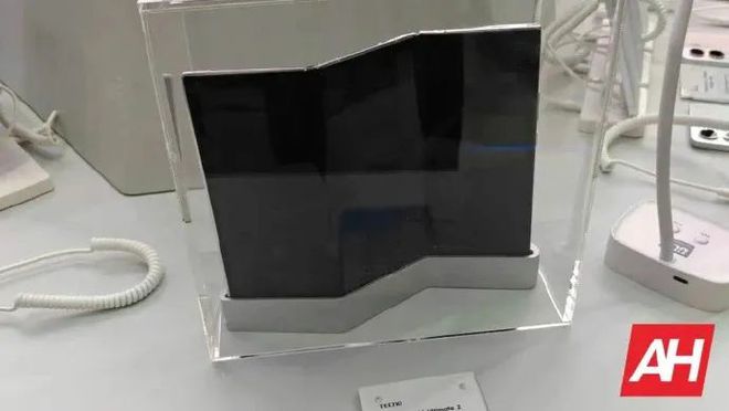 传音三折叠手机亮相MWC可夹在背包带上拍照(图8)