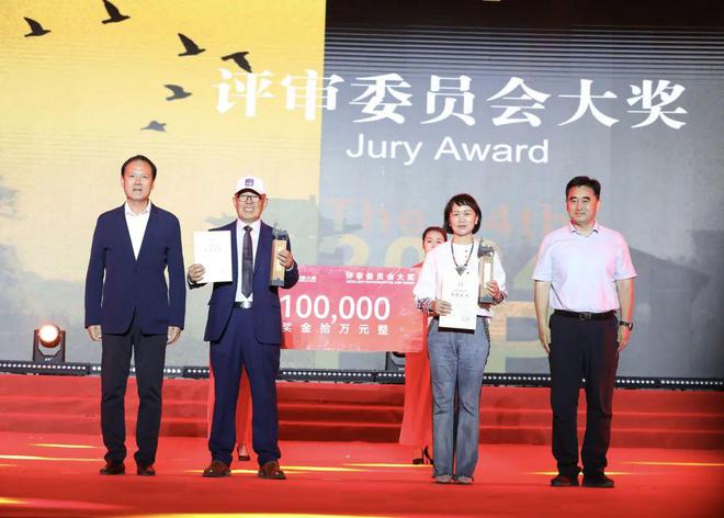 聚焦2024平遥国际摄影大展⑨丨摄影师诺敏·何：自驾飞机航拍中国立志留下真实的美好(图3)
