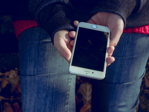 不少年轻人流行用iPhone6拍照引热议网友：炒作电子垃圾(图2)