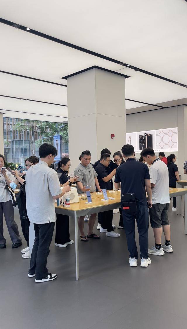 华为Pura80系列震撼发布！深圳市民抢先体验影像AI再升级(图1)