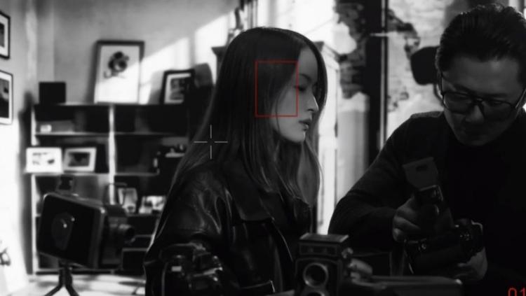 演员凌嘉饰演电影《蓝底》居里一角完成拍摄知性特质尽显(图1)