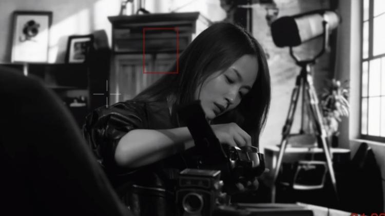 演员凌嘉饰演电影《蓝底》居里一角完成拍摄知性特质尽显(图2)