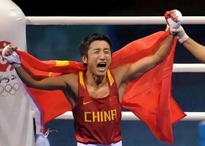 7年赔光2个亿“中年返贫”的邹市明终究还是向生活低头了(图2)