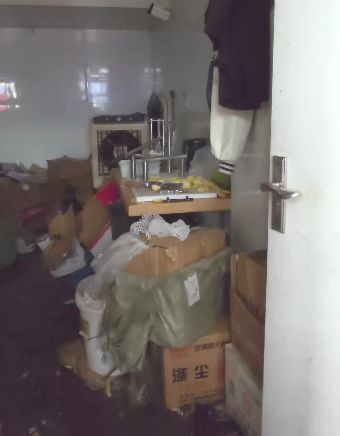 恶心到了真的别点！外卖小哥拍摄曝光！这些店都有一个共同特点(图2)