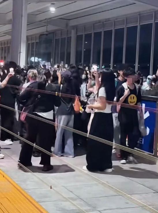 男演员刘轩丞在高铁站台被多名旅客围堵拍照通报(图3)