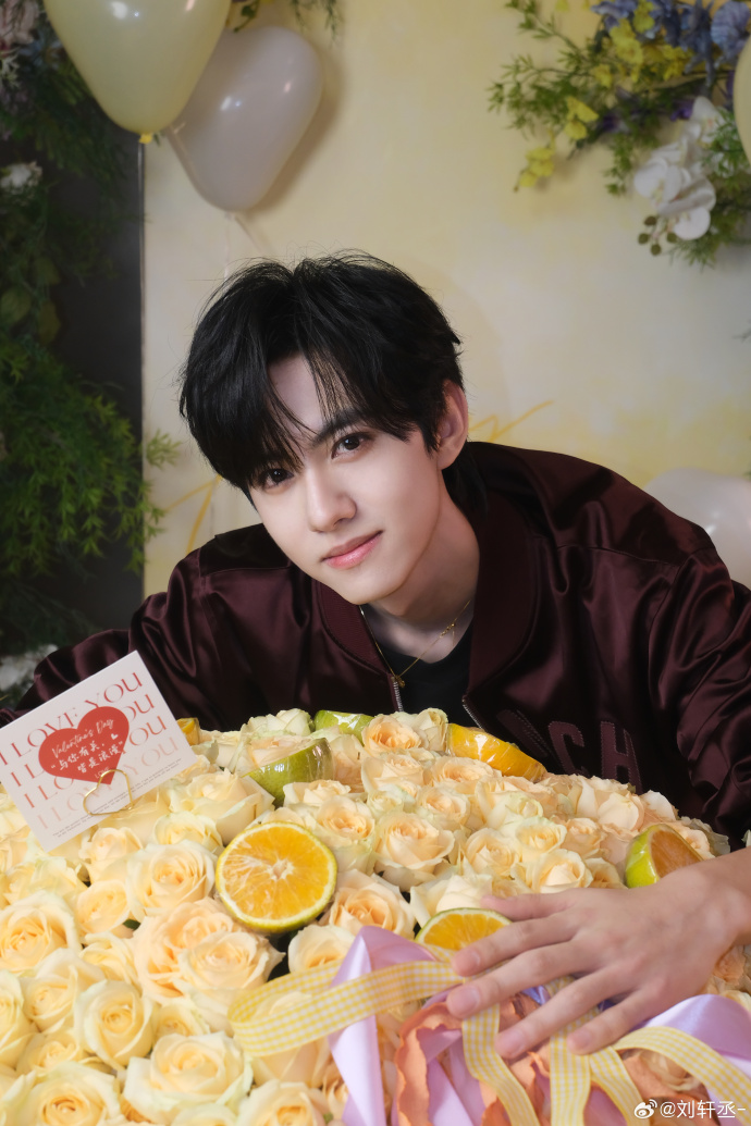 男演员刘轩丞在高铁站台被多名旅客围堵拍照通报(图4)