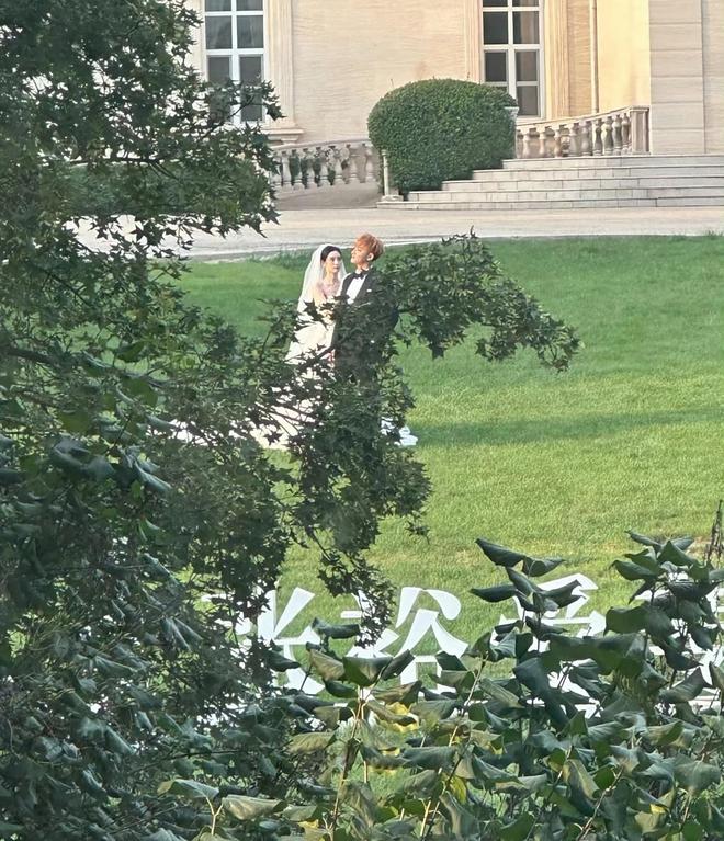 黄子韬徐艺洋拍摄婚纱照现场画面曝光女方穿拖地婚纱长裙好美(图1)