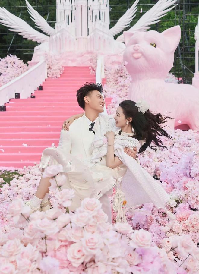 黄子韬徐艺洋拍摄婚纱照现场画面曝光女方穿拖地婚纱长裙好美(图7)