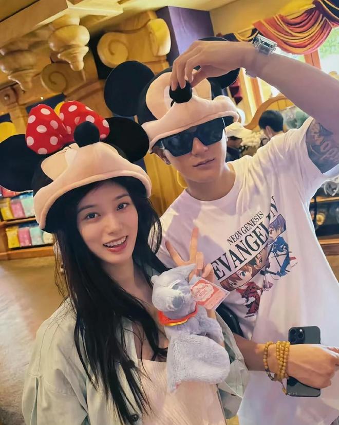 黄子韬徐艺洋拍摄婚纱照现场画面曝光女方穿拖地婚纱长裙好美(图2)