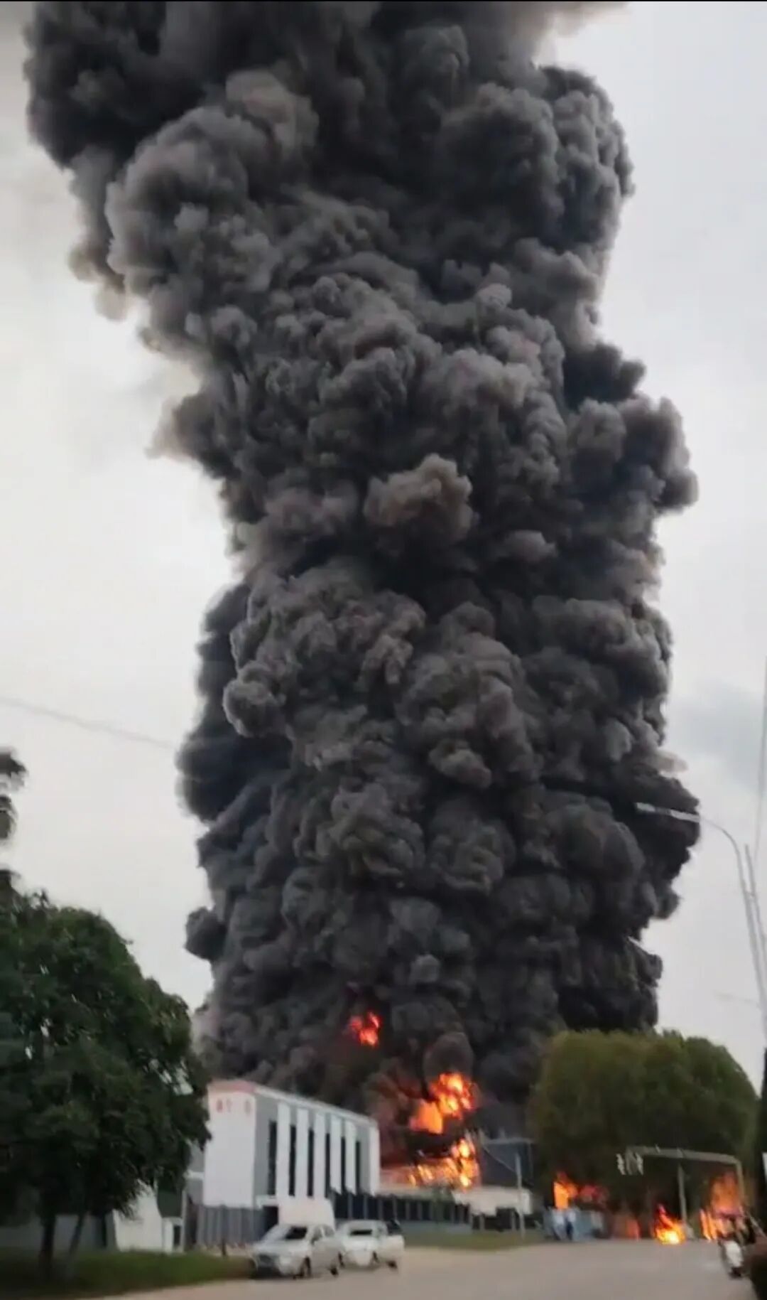 河南洛阳一化工厂失火居民担心滚滚浓烟污染空气当地回应(图1)
