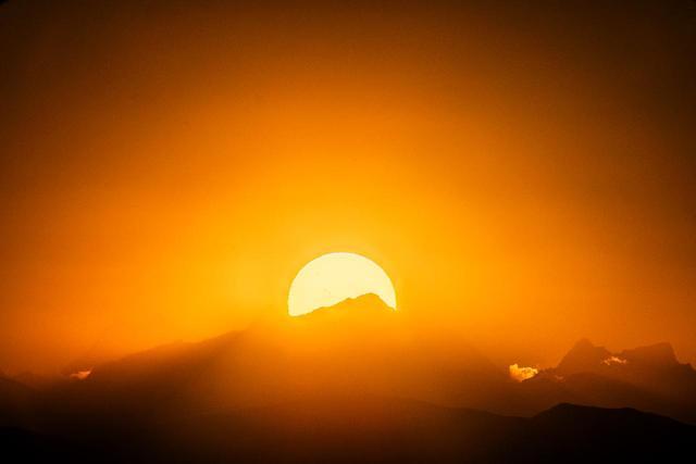 中国摄影团队首次拍摄落日与珠峰同框(图1)