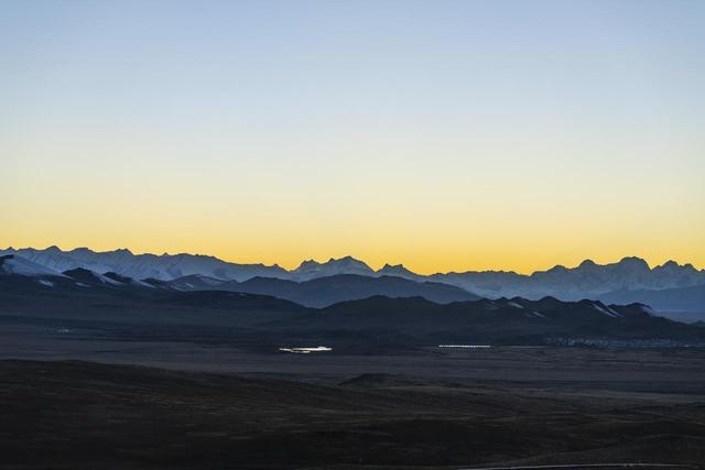 中国摄影团队首次拍摄落日与珠峰同框(图2)