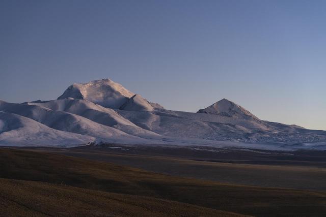 中国摄影团队首次拍摄落日与珠峰同框(图4)