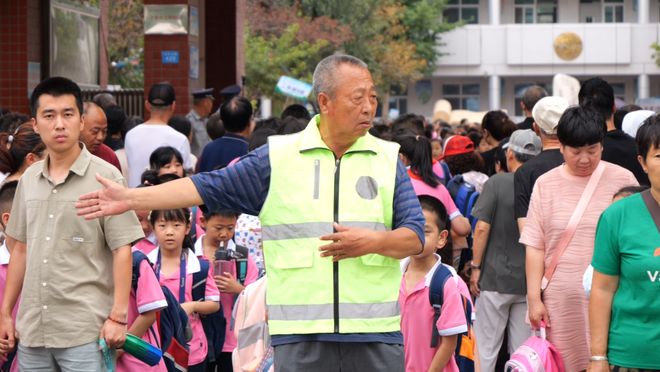 全网点赞！辛集这位“红绿灯爷爷”火了！(图4)