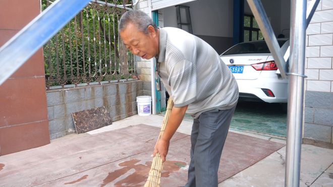 全网点赞！辛集这位“红绿灯爷爷”火了！(图2)