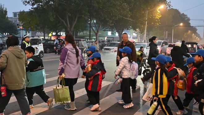 全网点赞！辛集这位“红绿灯爷爷”火了！(图1)