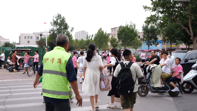 全网点赞！辛集这位“红绿灯爷爷”火了！(图5)