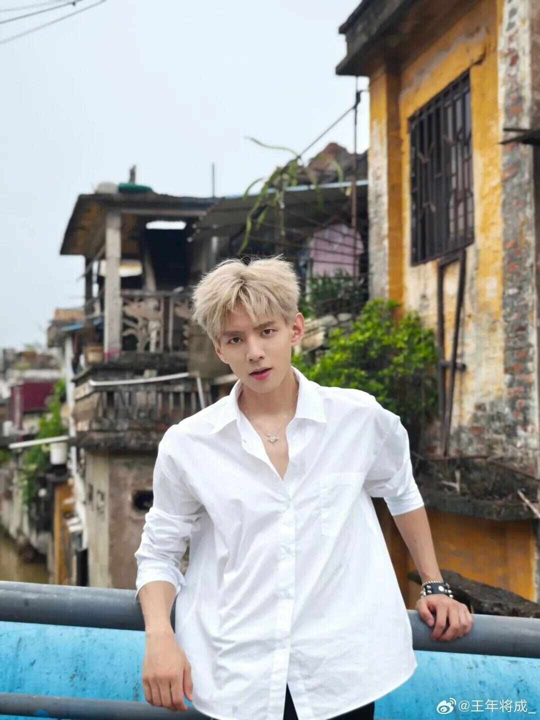 男演员拍戏疑被线针睁不开眼！剧组致歉经纪团队：损失很大会追究责任(图2)