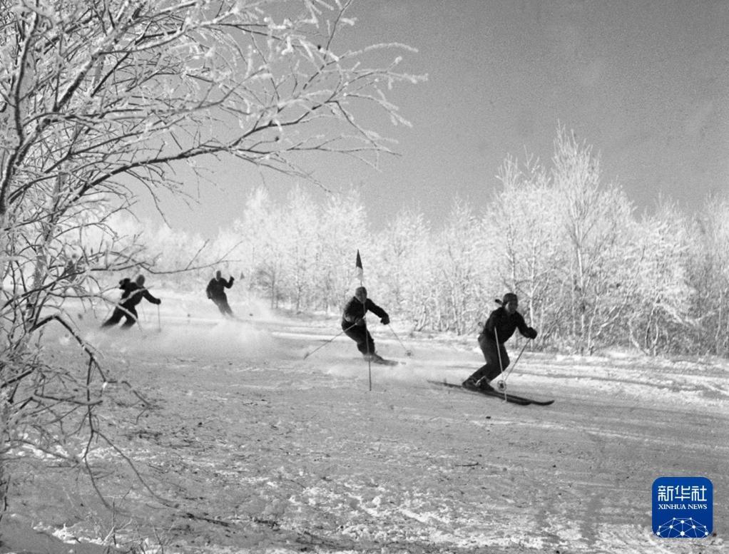 时光相册丨新雪季开启！影像见证中国滑雪“华丽转身”(图3)