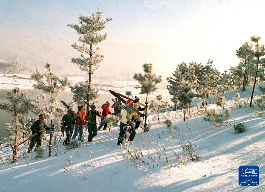 时光相册丨新雪季开启！影像见证中国滑雪“华丽转身”(图5)