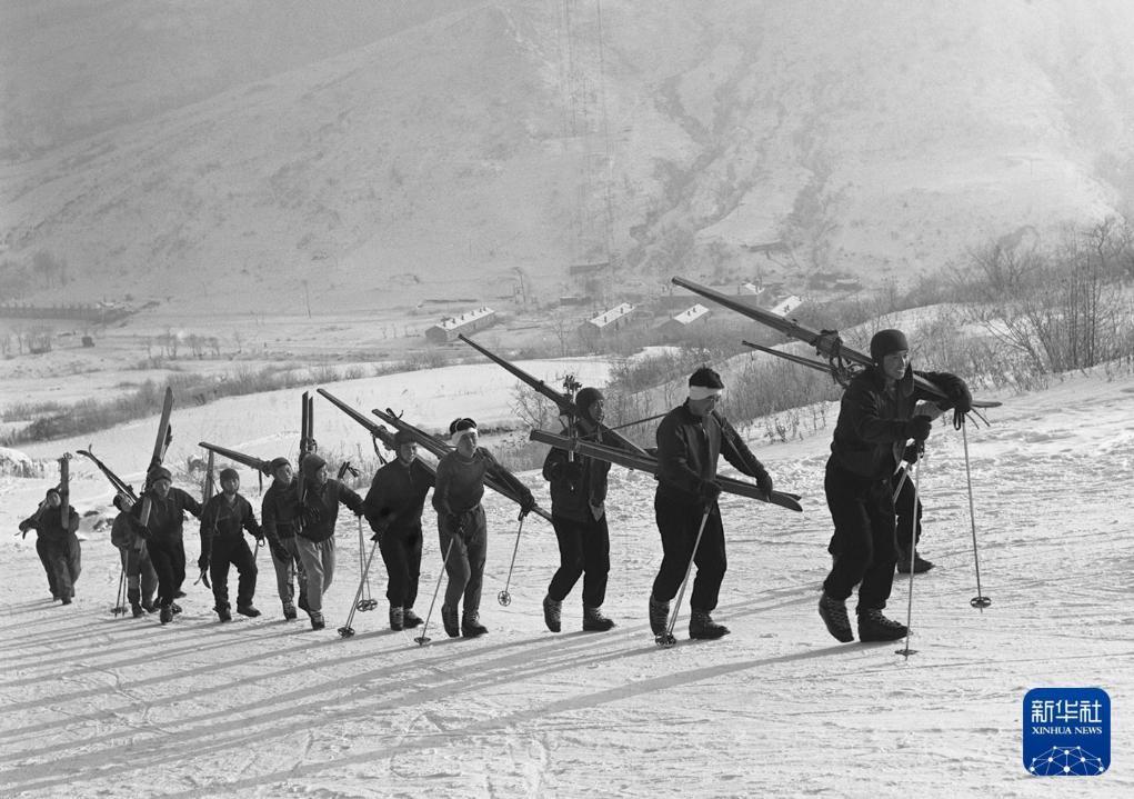 时光相册丨新雪季开启！影像见证中国滑雪“华丽转身”(图4)