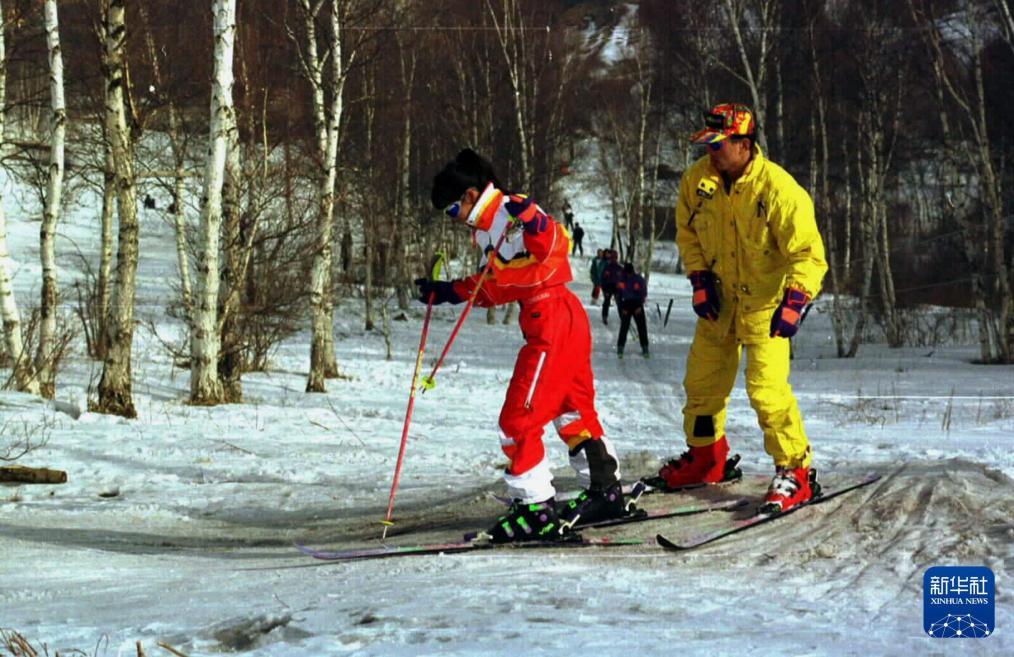 时光相册丨新雪季开启！影像见证中国滑雪“华丽转身”(图8)